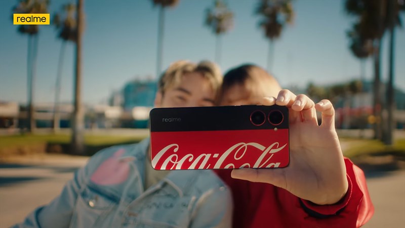 realme 10 Pro 5G Coca-Cola Edition lộ diện ngoài đời thực realme 10 Pro 5G Coca-Cola Edition lộ diện ngoài đời thực