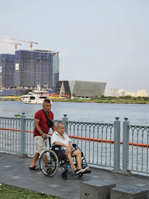 Cặp cha con đang đi dạo cùng nhau ở công viên Bạch Đằng. Cặp cha con đang đi dạo cùng nhau ở công viên Bạch Đằng.