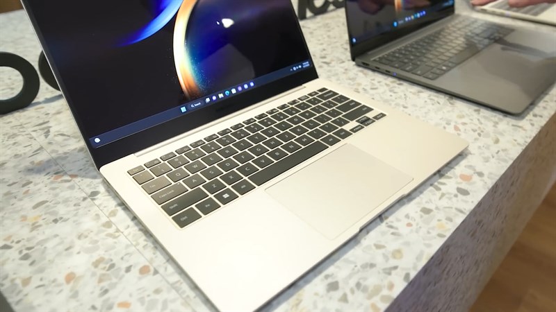 Galaxy Book3 360 được trang bị RAM 16 GB, ổ cứng lưu trữ 512 GB và pin 61 Wh