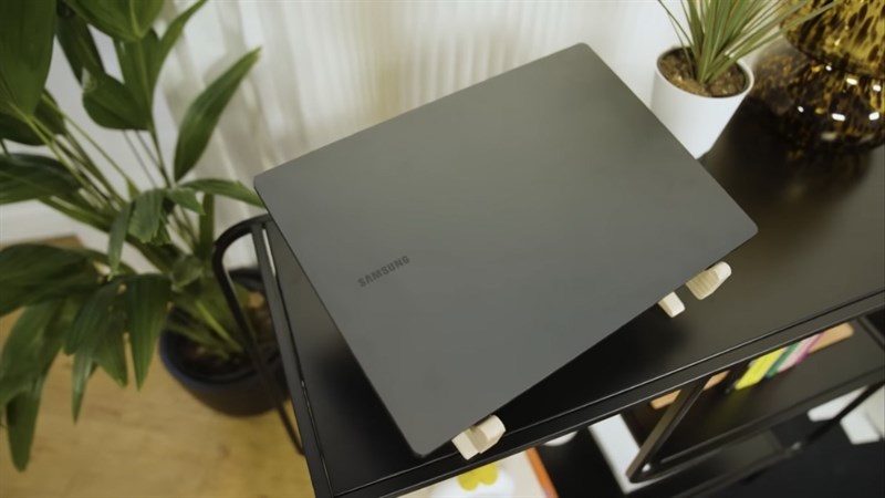 Mặt trước của Galaxy Book 3 Ultra sử dụng phong cách thiết kế tối giản với bề mặt được hoàn thiện nhám và điểm nhấn là logo Samsung.