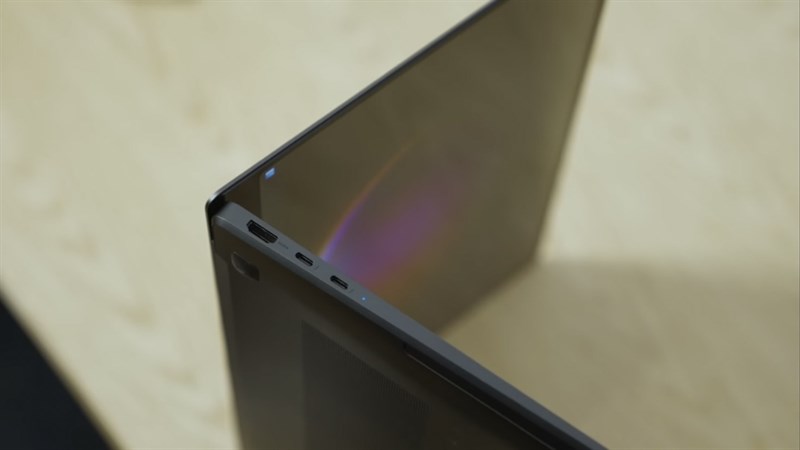 Các cạnh bên của Galaxy Book 3 Ultra được vát phẳng, mang lại cho tổng thể sản phẩm sự gọn gàng, vuông vức và mạnh mẽ hơn.