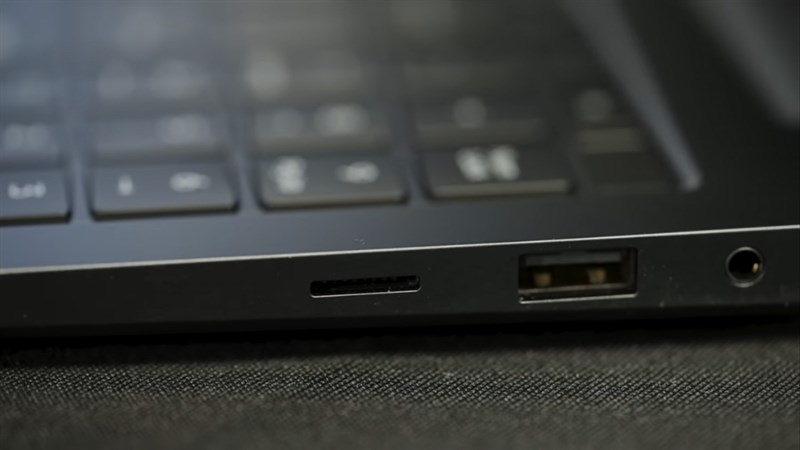 Dù mỏng nhẹ và sử dụng dạng mặt dưới vát mỏng nhưng Galaxy Book 3 Ultra vẫn sở hữu kha khá cổng kết nối.
