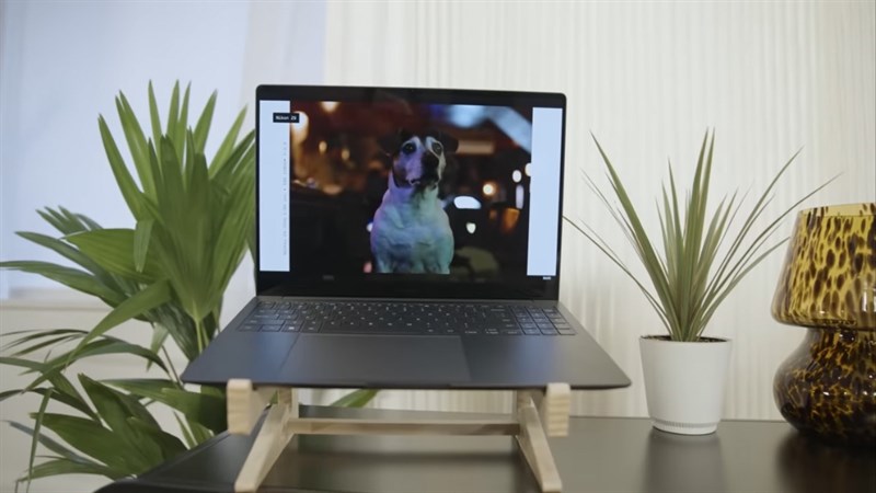 Mở Galaxy Book 3 Ultra ra bạn sẽ bắt gặp màn hình Dynamic AMOLED 2X kích thước 16 inch độ phân giải 2.880x1.800 pixel và tỷ lệ khung hình 16:10.