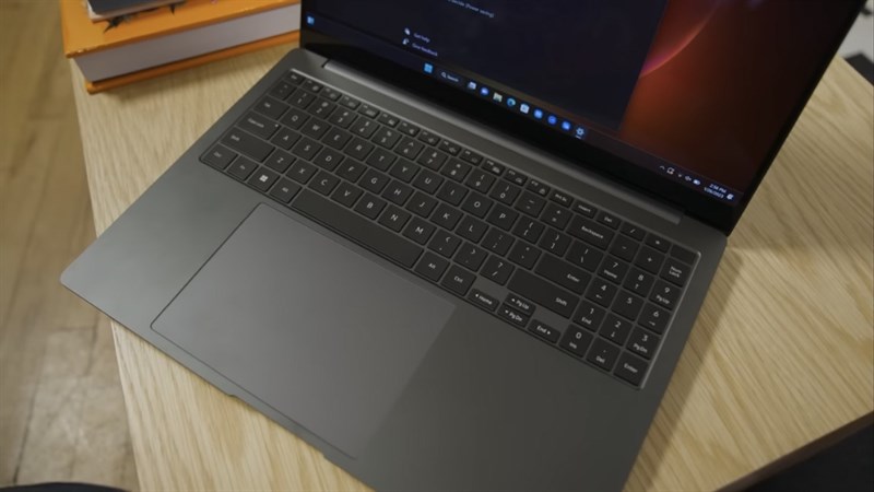Galaxy Book 3 Ultra sử dụng dạng bàn phím Island Type có bao gồm cụm phím số, đi kèm đèn nền 3 cấp độ.