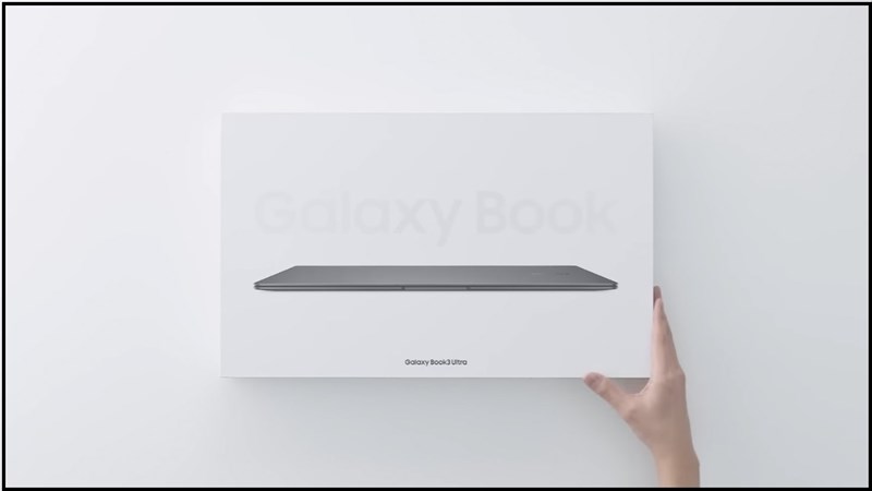 Hộp đựng của Galaxy Book 3 Ultra có thiết kế thanh lịch với tone trắng chủ đạo.