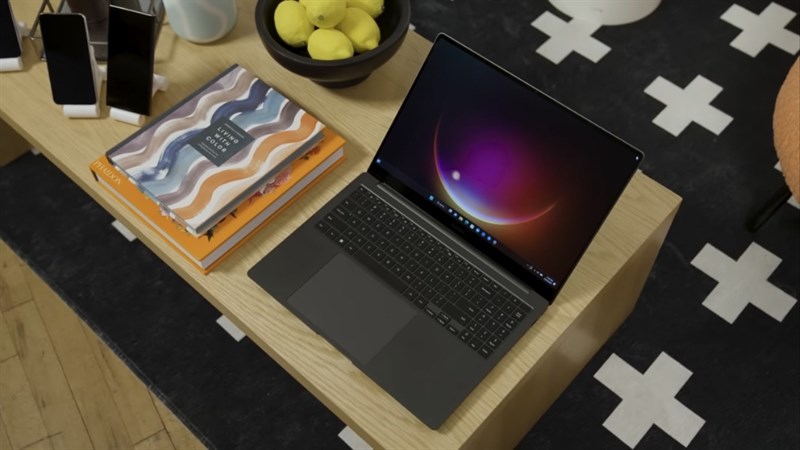 Galaxy Book 3 Ultra cũng được trang bị tính năng tần số quét thích ứng 120 Hz.