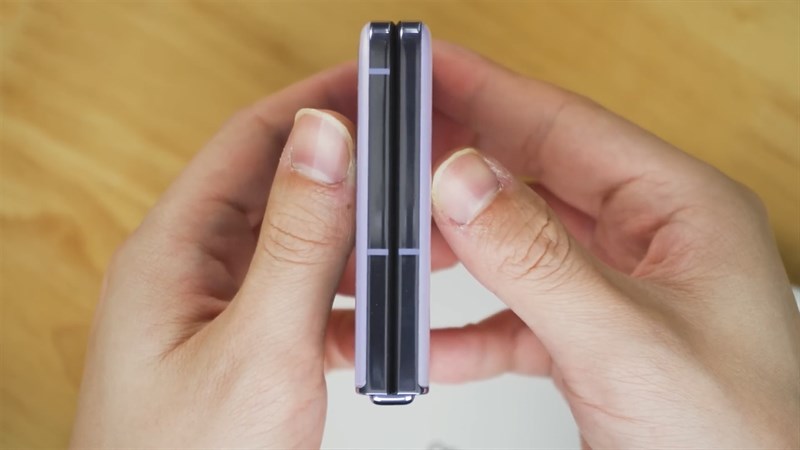 Hai nửa màn hình của OPPO Find N2 Flip có thể gập khít lại với nhau Hai nửa màn hình của OPPO Find N2 Flip có thể gập khít lại với nhau