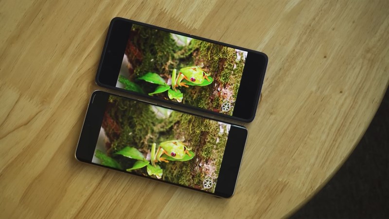 OPPO Find N2 Flip (trên) được trang bị màn hình đục lỗ 6.8 inch với độ phân giải Full HD+ OPPO Find N2 Flip (trên) được trang bị màn hình đục lỗ 6.8 inch với độ phân giải Full HD+
