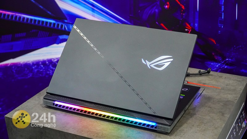 Măt lưng của ASUS ROG STRIX Scar 18 2023 nổi bật với logo ROG được trang bị LED RGB