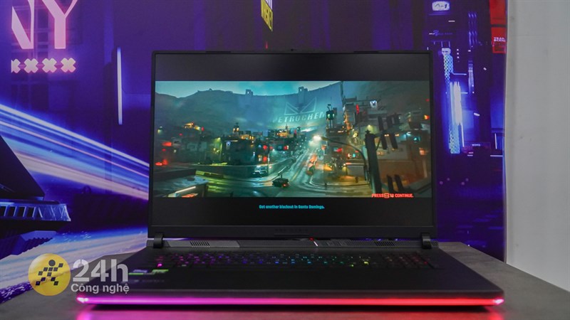 Màn hình của ASUS ROG STRIX Scar 18 2023 được trang bị tần số quét 240 Hz, tốc độ phản hồi 3 ms