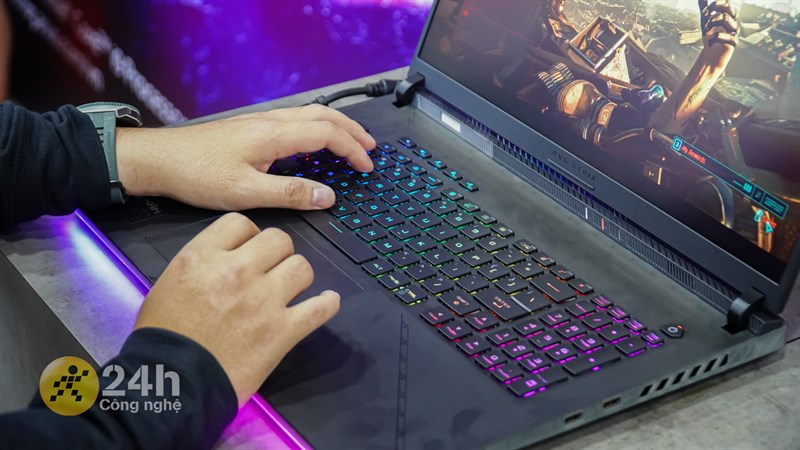 ASUS ROG STRIX Scar 18 2023 được trang bị bàn phím full size và TouchPad lớn