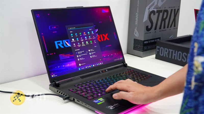 ASUS ROG STRIX Scar 18 2023 được trang bị RAM 32 GB và ổ cứng SSD có dung lượng 2 TB