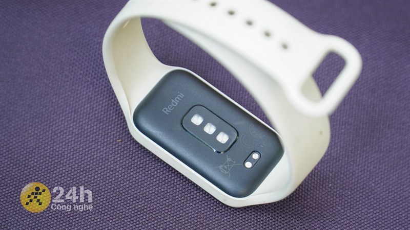 Mặt sau của Redmi Smart Band 2 là chân sạc và các cảm biến