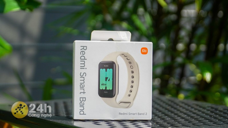 Hộp đựng của Redmi Smart Band 2 được thiết kế đơn giản với tông màu trắng chủ đạo