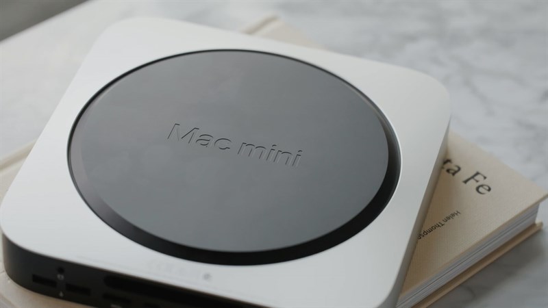Phần chân đế của Mac Mini M2 2023 được làm từ nhựa nhám và in chìm rất đẹp mắt Phần chân đế của Mac Mini M2 2023 được làm từ nhựa nhám và in chìm rất đẹp mắt