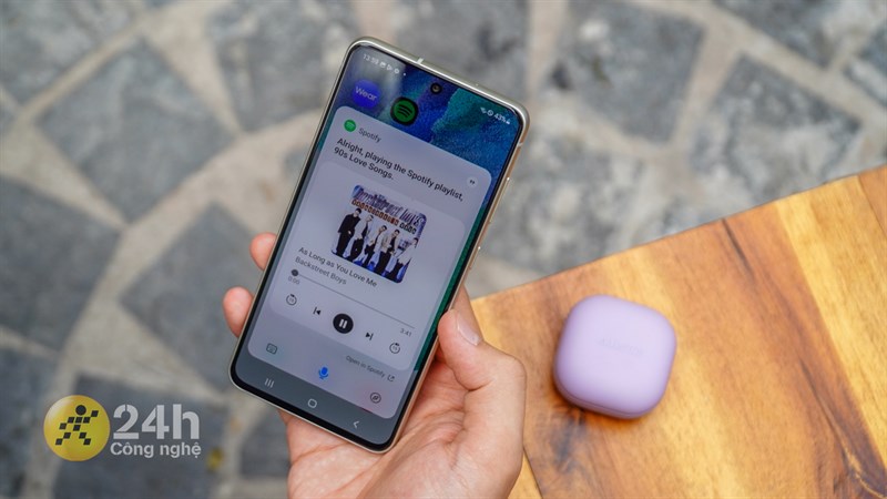 Chúng ta có thể tận dụng Bixby trên Galaxy S21 FE và ra lệnh đổi playlist nhạc qua tai nghe Buds2 Pro.