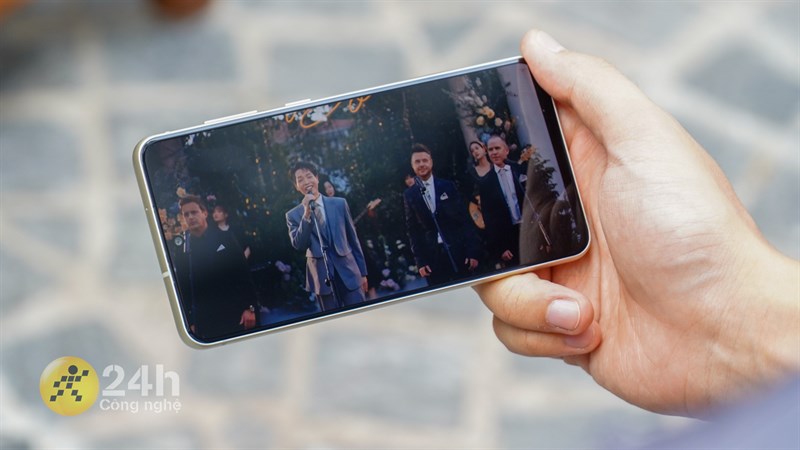 Thưởng thức MV tình yêu cùng nhau trên Galaxy S21 FE quả là một giải pháp hay đúng không nào?