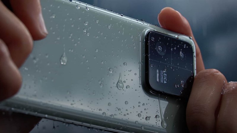 Trừ Xiaomi 13 Lite, thì cả hai mẫu Xiaomi 13 và Xiaomi 13 Pro đều sở hữu khả năng kháng nước