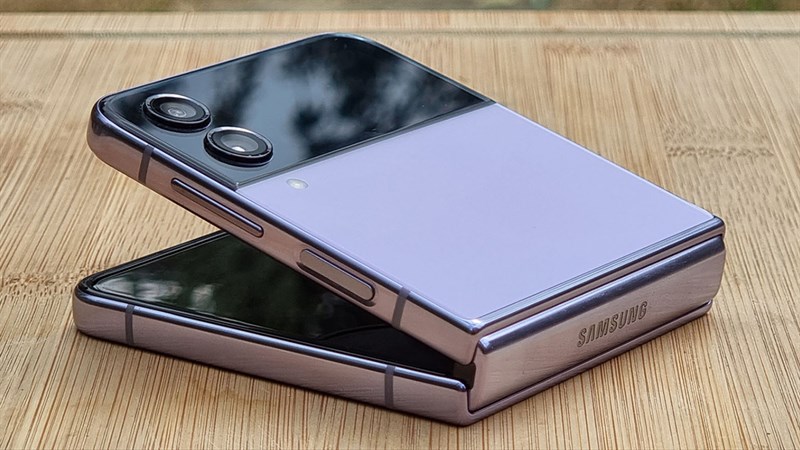 Mình hy vọng Galaxy Z Flip7 sẽ có thiết kế khung viền bo tròn thay vì vuông vức