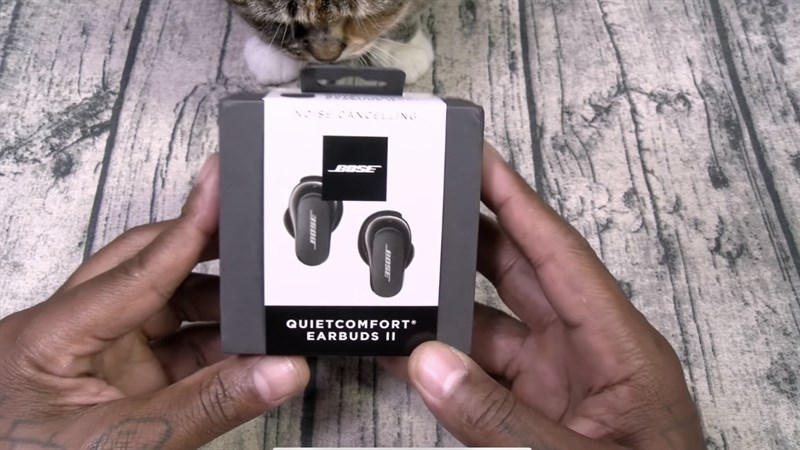 Hộp đựng của Bose QuietComfort Earbuds 2 có thiết kế nhỏ gọn với tone màu đen, trắng chủ đạo. Hộp đựng của Bose QuietComfort Earbuds 2 có thiết kế nhỏ gọn với tone màu đen, trắng chủ đạo.