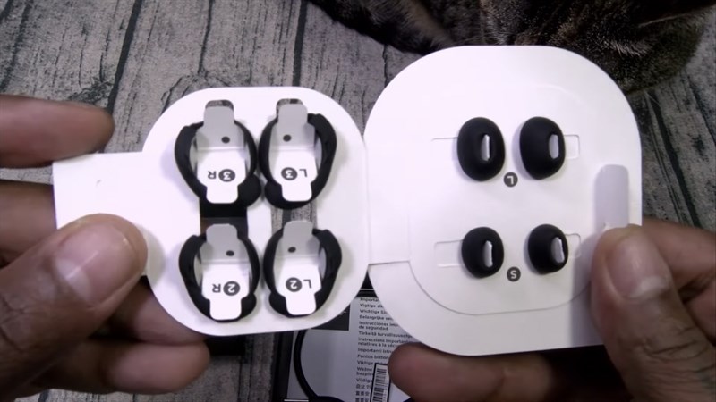 Bên trong hộp thì ta sẽ có Bose QuietComfort Earbuds 2 và hộp sạc, cáp sạc, nút tai cùng giấy hướng dẫn sử dụng. Bên trong hộp thì ta sẽ có Bose QuietComfort Earbuds 2 và hộp sạc, cáp sạc, nút tai cùng giấy hướng dẫn sử dụng.