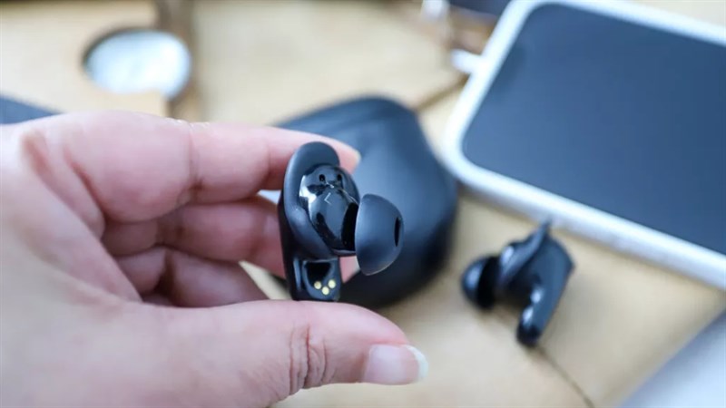 Chất lượng âm thanh của Tai nghe Bose QuietComfort 2 rất đặc biệt nhờ Active EQ và thiết kế âm học của tai nghe. Chất lượng âm thanh của Tai nghe Bose QuietComfort 2 rất đặc biệt nhờ Active EQ và thiết kế âm học của tai nghe.