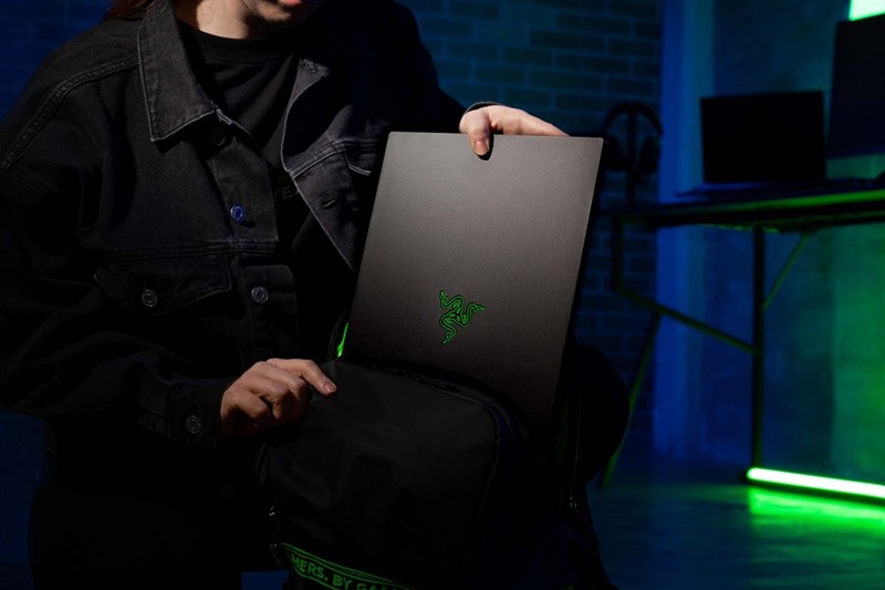 Razer Blade 15 2023 nổi bật với tông màu đen cùng logo Razer phát sáng