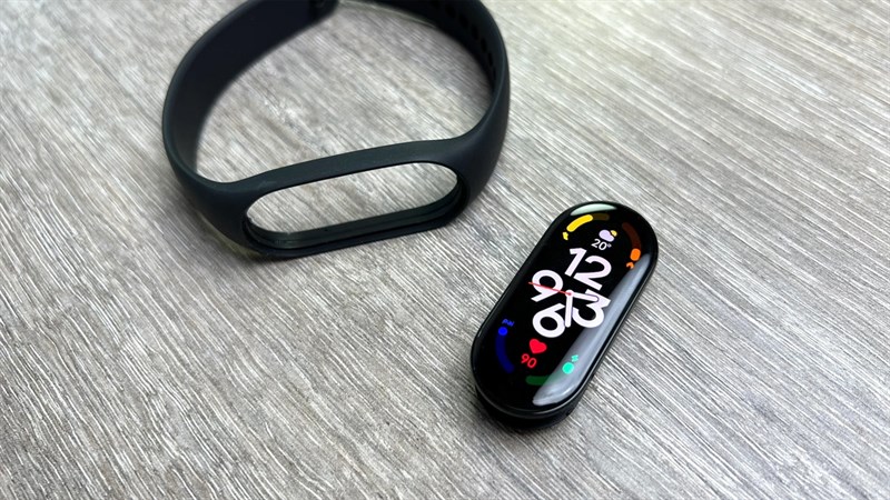 Xiaomi Band 8 có thể sẽ giữ thiết kế hình con nhộng nhưng tăng kích thước màn hình