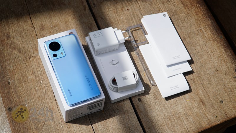 Xiaomi 13 Lite và các phụ kiện được tặng kèm