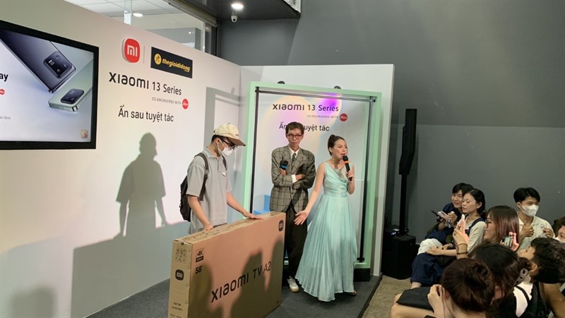 Một khán giả may mắn trúng được TV Xiaomi A2 Một khán giả may mắn trúng được TV Xiaomi A2