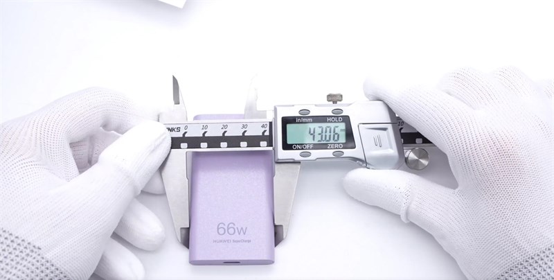 Huawei SuperCharge Max 66 W có bề rộng 43 mm Huawei SuperCharge Max 66 W có bề rộng 43 mm
