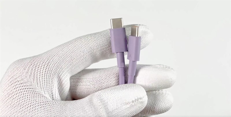 Bên trong hộp đựng chứa dây sạc USB Type-C Bên trong hộp đựng chứa dây sạc USB Type-C