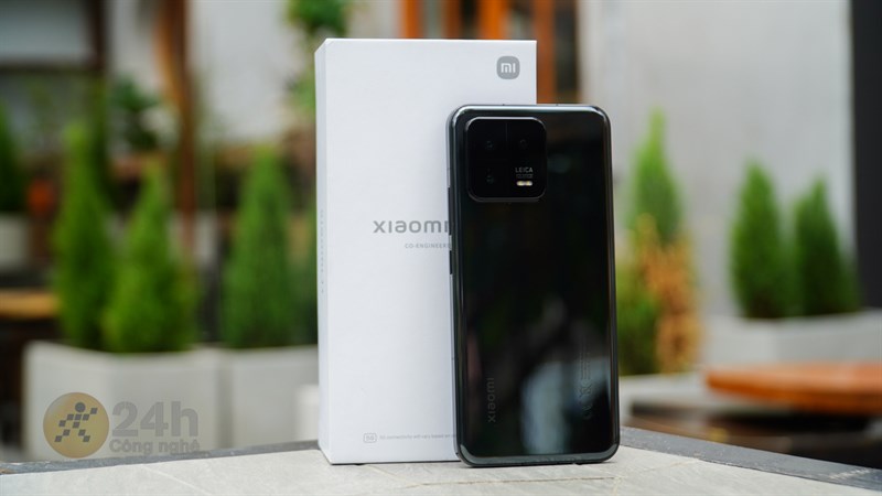 Xiaomi 13 sở hữu thiết kế vuông vức hơn so với Xiaomi 12
