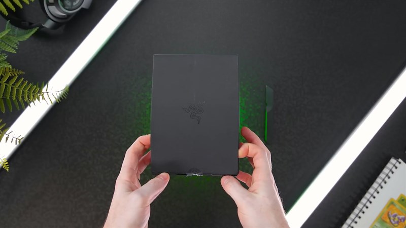 Phần hộp carton bên ngoài của Razer Viper Mini Signature Edition