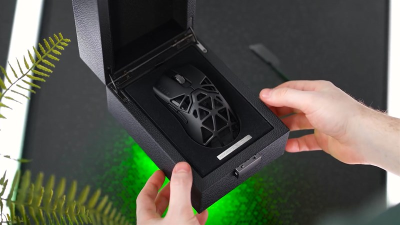 Chuột Razer Viper Mini Signature Edition được đặt ngay ngắn trong hộp