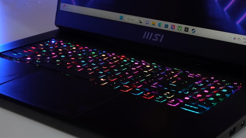 MSI Titan GT77 HX được trang bị bàn phím cơ Cherry và một chiếc touchpad khá lớn 