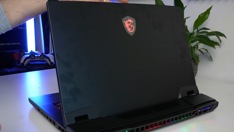 MSI Titan GT77 HX khá nặng nên đôi khi sẽ gây khó khăn trong việc mang đi