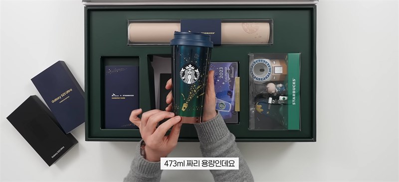 Bên trong còn có thêm một chiếc ly của rất đẹp của Starbucks