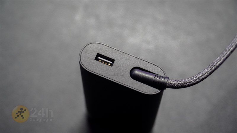Củ sạc của HP Elitebook Dragonfly G3 có thêm 1 cổng USB-A để chúng ta có thể sạc cho các thiết bị điện tử khác. Củ sạc của HP Elitebook Dragonfly G3 có thêm 1 cổng USB-A để chúng ta có thể sạc cho các thiết bị điện tử khác.