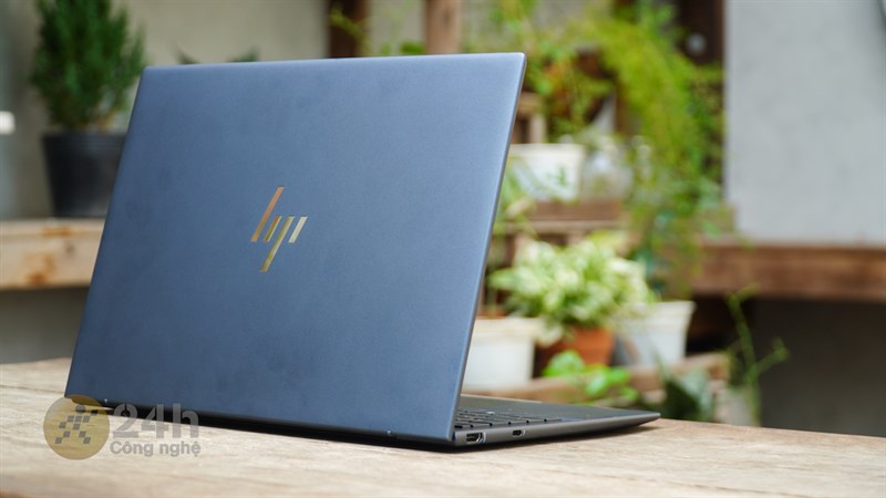 HP Elitebook Dragonfly G3 được bao quanh bởi khung máy nhôm nhám màu đen, tạo ra một vẻ ngoài cao cấp, sang trọng và thanh lịch. HP Elitebook Dragonfly G3 được bao quanh bởi khung máy nhôm nhám màu đen, tạo ra một vẻ ngoài cao cấp, sang trọng và thanh lịch.