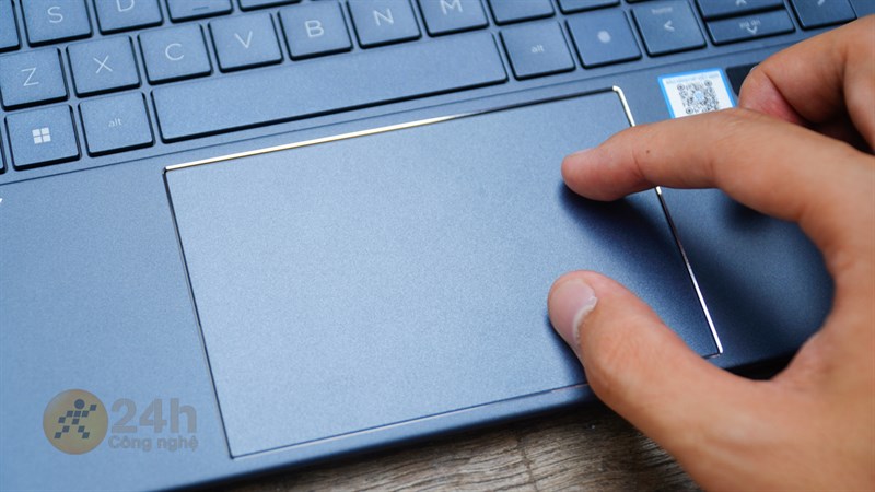 Bàn rê của HP Elitebook Dragonfly G3 có kích thước lớn nên diện tích thao tác rất thoải mái và mình rất thích điểm này. Bàn rê của HP Elitebook Dragonfly G3 có kích thước lớn nên diện tích thao tác rất thoải mái và mình rất thích điểm này.