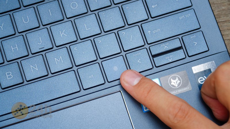 Vị trí nút Ctrl phải cũng được thay thế bằng cảm biến vân tay. Vị trí nút Ctrl phải cũng được thay thế bằng cảm biến vân tay.