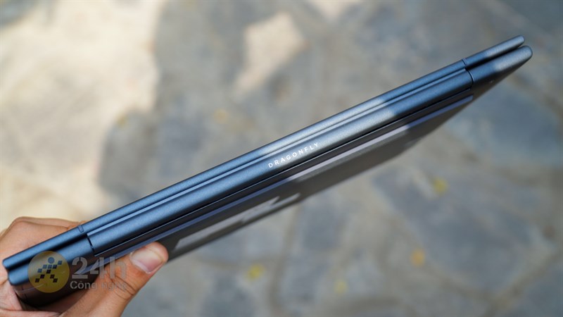 Bản lề của HP Elitebook Dragonfly G3 được hoàn thiện chắc chắn và mang lại cho người dùng trải nghiệm đóng, mở máy mượt mà. Bản lề của HP Elitebook Dragonfly G3 được hoàn thiện chắc chắn và mang lại cho người dùng trải nghiệm đóng, mở máy mượt mà.