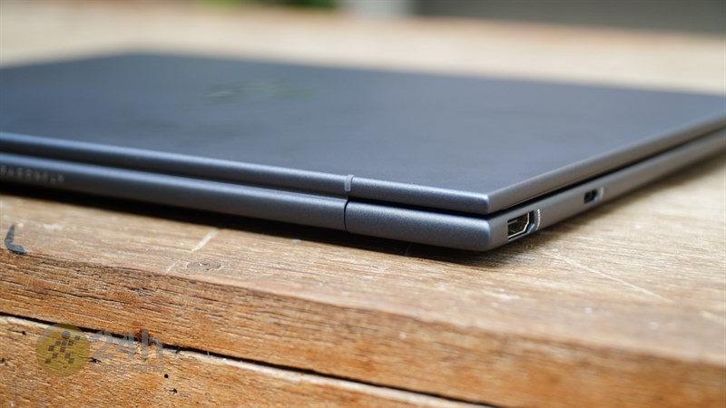 Dù HP Elitebook Dragonfly G3 có tổng thể vuông vức với các góc có độ bo tròn rất nhỏ nhưng các cạnh máy lại được làm cong rất mềm mại. Dù HP Elitebook Dragonfly G3 có tổng thể vuông vức với các góc có độ bo tròn rất nhỏ nhưng các cạnh máy lại được làm cong rất mềm mại.