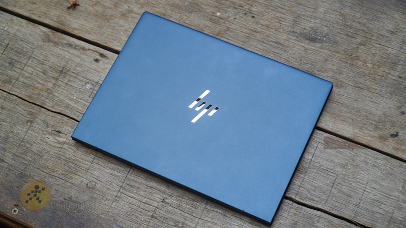 Mặt trước của HP Elitebook Dragonfly G3 được thiết kế tối giản với logo HP bằng kim loại bóng bẩy, tạo điểm nhấn nổi bật và đẳng cấp cho máy. Mặt trước của HP Elitebook Dragonfly G3 được thiết kế tối giản với logo HP bằng kim loại bóng bẩy, tạo điểm nhấn nổi bật và đẳng cấp cho máy.