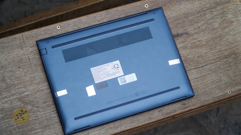 HP Elitebook Dragonfly G3 sử dụng thiết kế vát chéo nhẹ về các cạnh ở mặt sau, tạo hiệu ứng thị giác làm cho máy trông mỏng hơn. HP Elitebook Dragonfly G3 sử dụng thiết kế vát chéo nhẹ về các cạnh ở mặt sau, tạo hiệu ứng thị giác làm cho máy trông mỏng hơn.