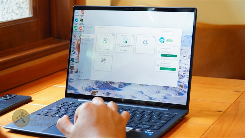 HP Elitebook Dragonfly G3 còn được bảo mật bởi HP Wolf Security. HP Elitebook Dragonfly G3 còn được bảo mật bởi HP Wolf Security.