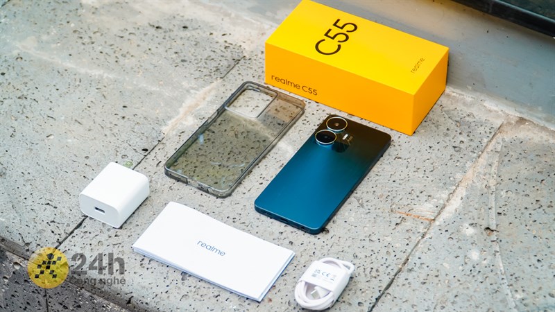 realme vẫn tặng cho người dùng đầy đủ món phụ kiện đi kèm bên cạnh realme C55