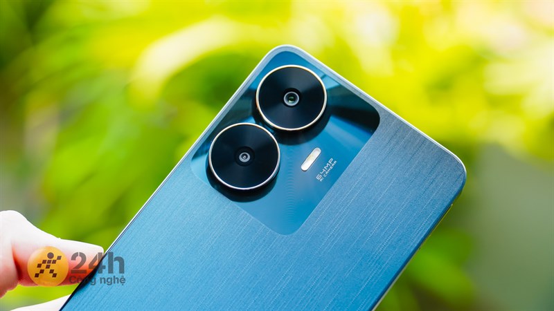 Nổi bật trên mặt lưng của realme C55 là cụm camera lớn Nổi bật trên mặt lưng của realme C55 là cụm camera lớn