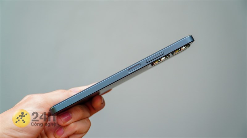 Cạnh phải của realme C55 chứa cụm phím tăng giảm âm lượng, nút nguồn kiêm cảm biến vân tay. Cạnh phải của realme C55 chứa cụm phím tăng giảm âm lượng, nút nguồn kiêm cảm biến vân tay.